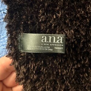 Very nice Ana super soft scarf. Comes with a brand new pair of gloves